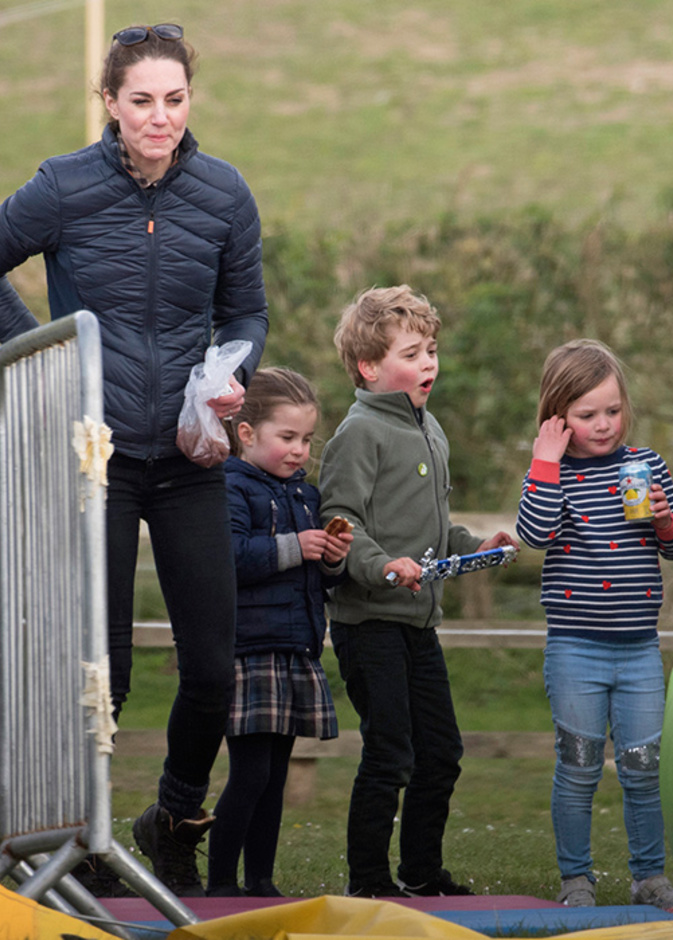 أحدث ظهور لدوقة كمبريدج وطفليها في نزهة عائلية