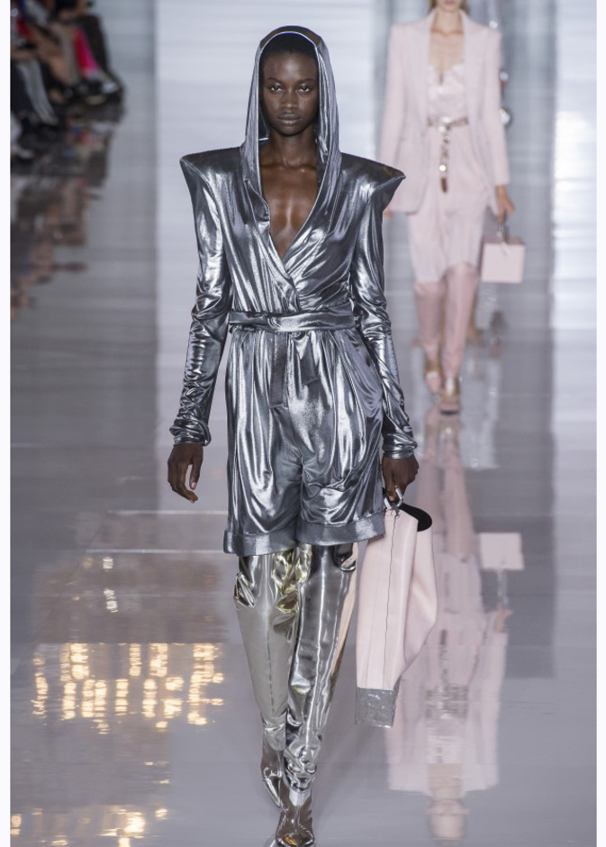  تصميم بالنسيج المعدني الشفاف من Giorgio Armani