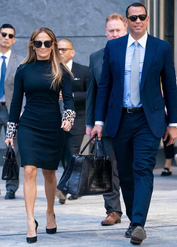 إطلالة أنيقة لجنيفر لوبيز وخطيبها أليكس رودريغيز أثناء تواجدهما في نيويورك