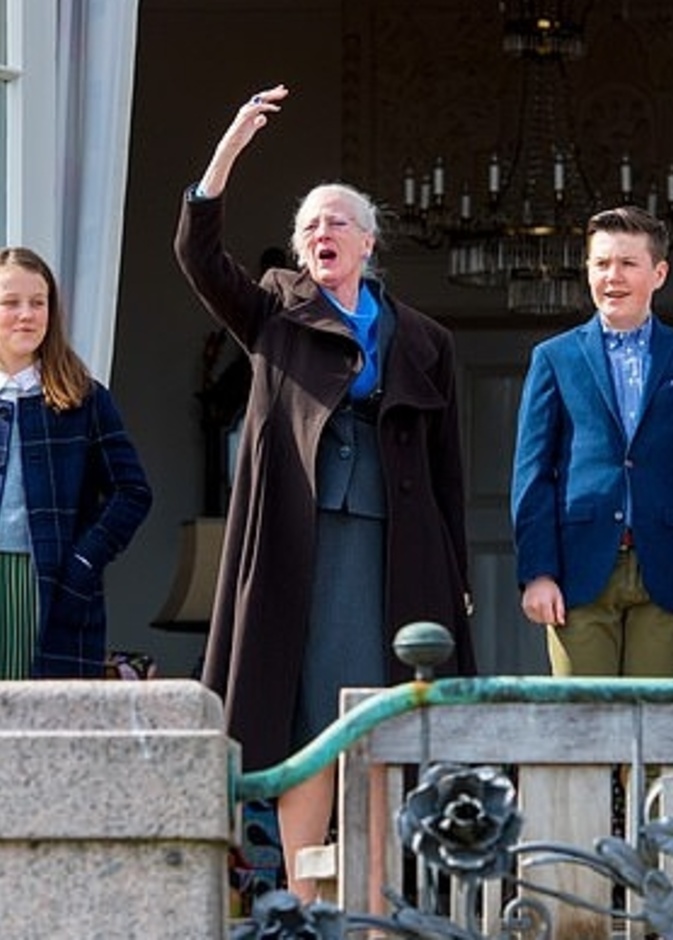 الأمير فريدريك بجانب اولاده