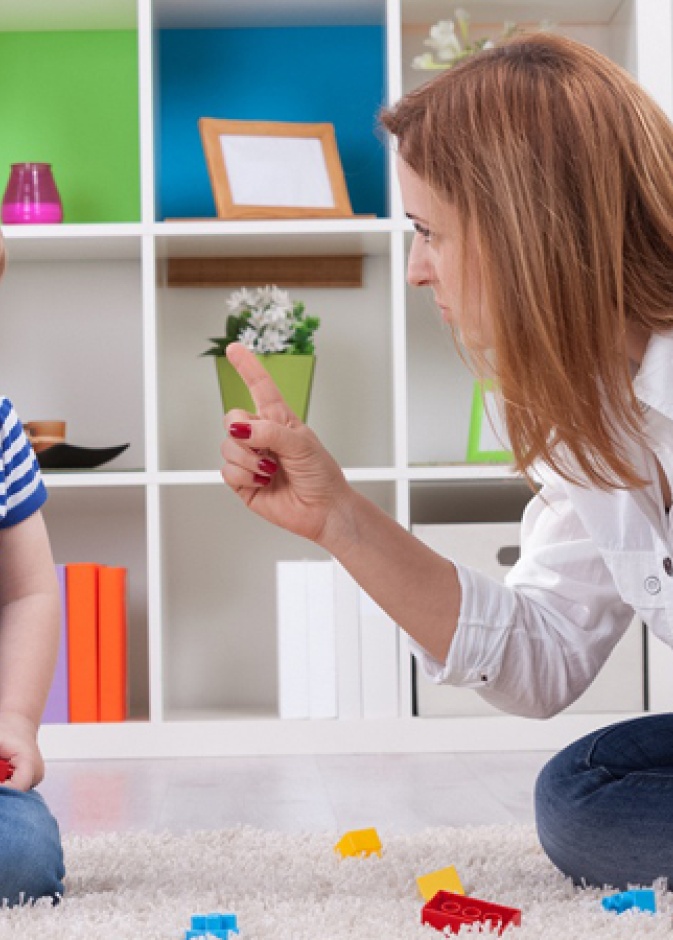 تصرفات تؤذي مشاعر الطفل على الأم أن تتجنبها