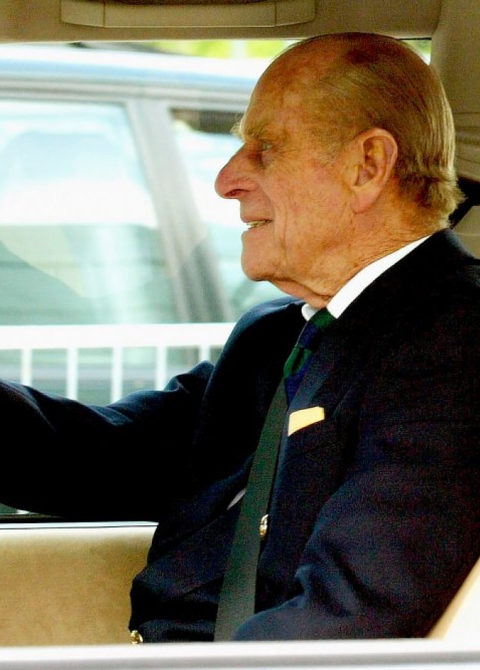 الأمير فيليب يقود السيارة بدون رخصة قيادة