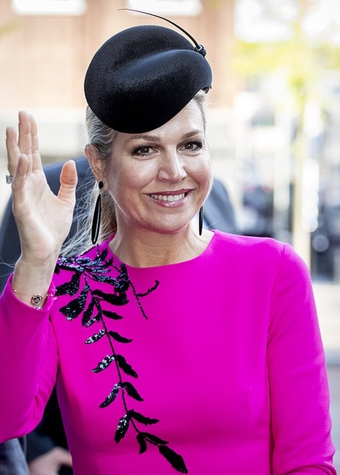 ارتديت الملكة ماكسيما فستان من تصميم ماركة أوسكار دي لارنتا