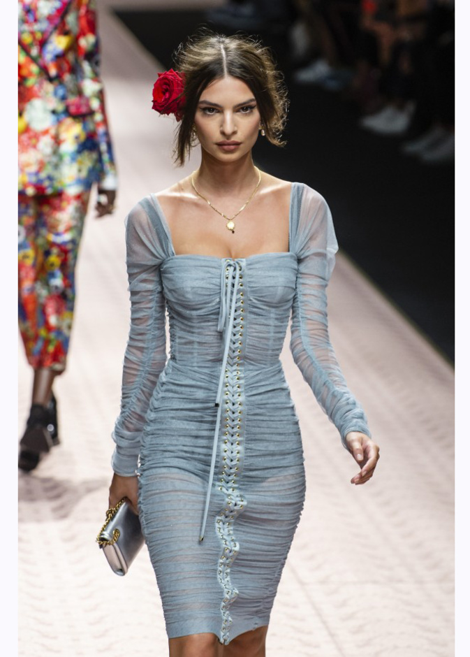 فستان بقصّة عنق مربّعة من Andrew GN