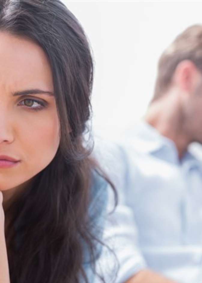 علامات غيرة الرجل من نجاح زوجته 