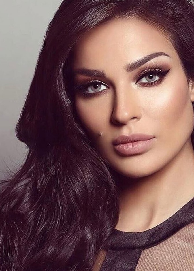 الفنانة أحلام من قبل وبعد خضوعها لعملية تكبير الشفاه