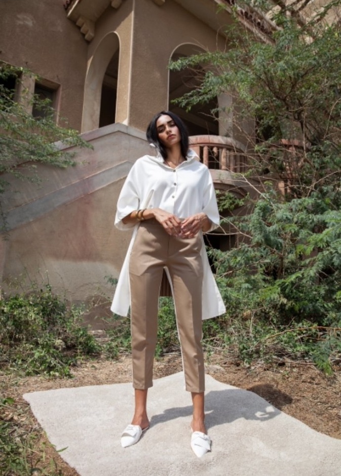 ادخال الطيات في تصميم هذه المجموعة بطابع مينيمالي مميز