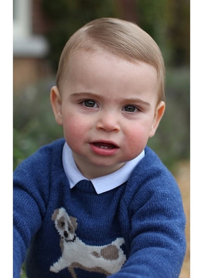 دوقة كامبريدج كيت والأمير وليام ينشران صور للأمير لويس احتفالاً بعيد ميلاده الأول