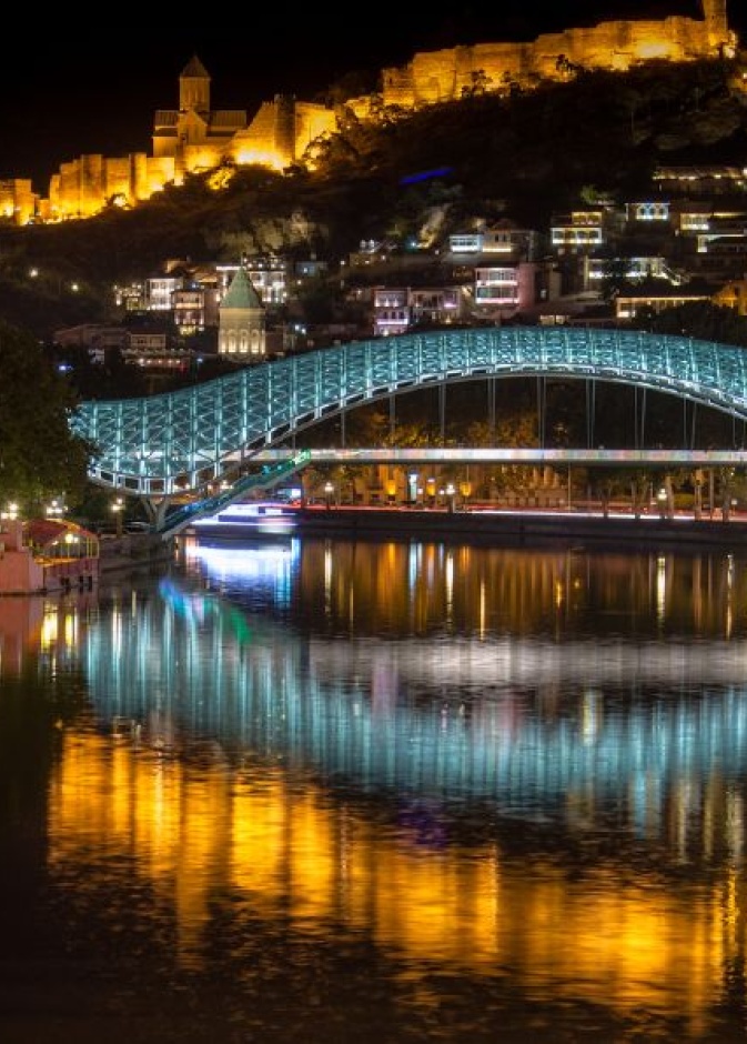 جسر السلام ليلًا