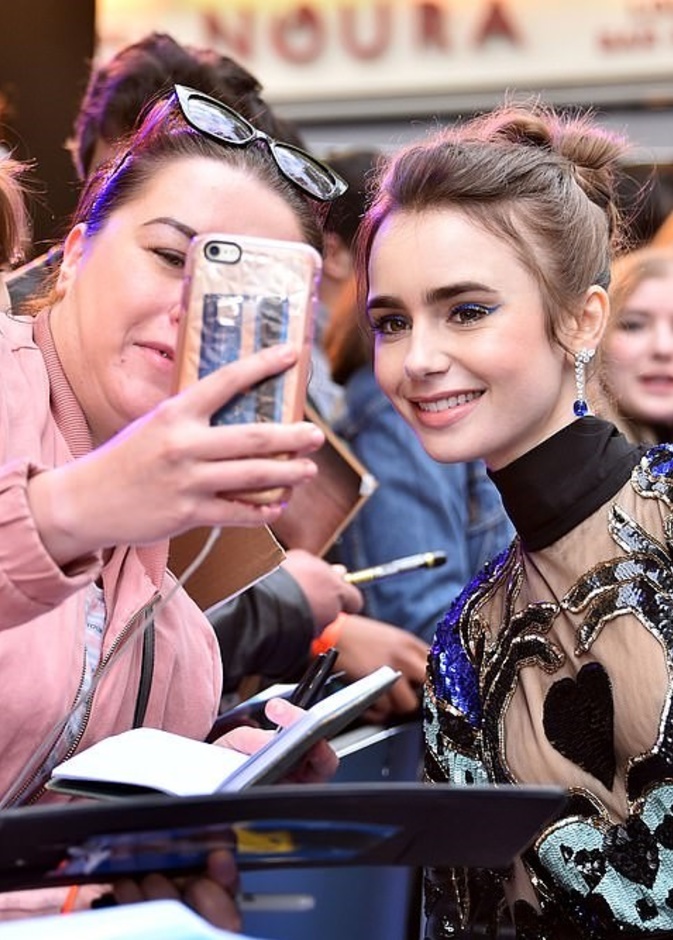 ليلي كولينز تلتقط صور السيلفي مع معجبينها على السجادة الحمراء في لندن