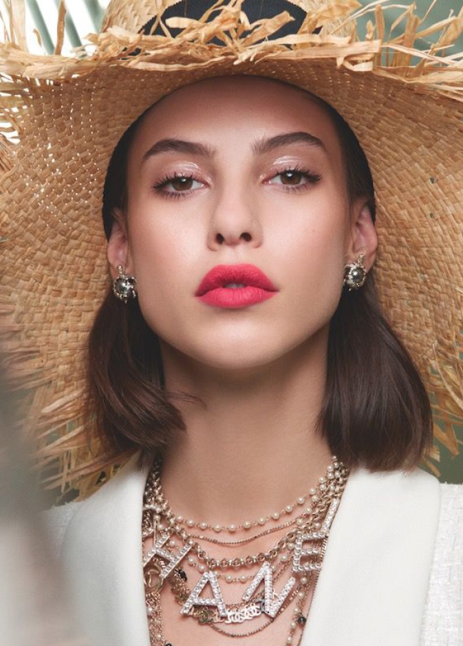 ألوان أحمر شفاه بنية من Moschino