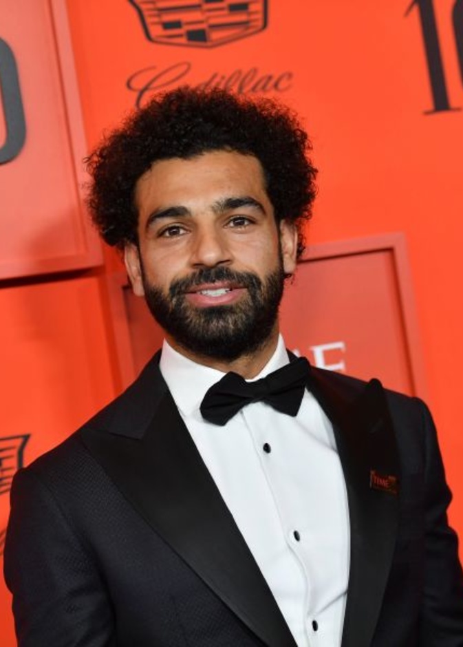 إطلالة محمد صلاح في حفل مجلة تايمز الأمريكية بالبدلة الرسمية السوداء وربطة العنق العريضة