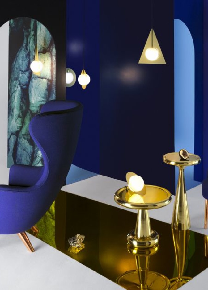 طاولات جذابة باللون الذهبي البراق