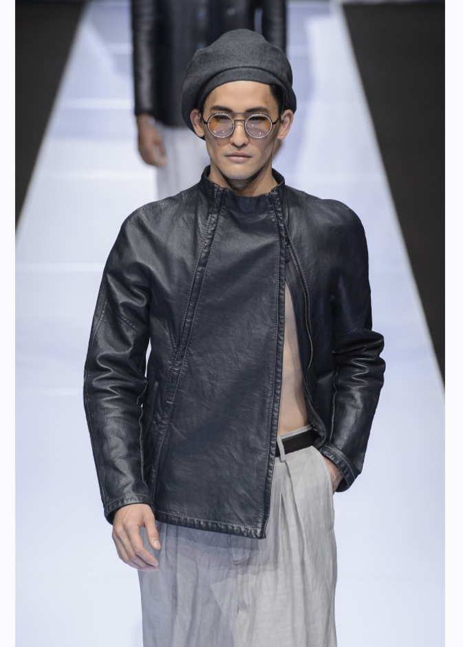 جاكيت جلد أحمر من Balmain