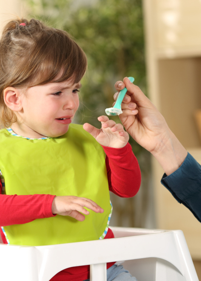 كيفية التعامل مع الطفل العنيد في الأكل