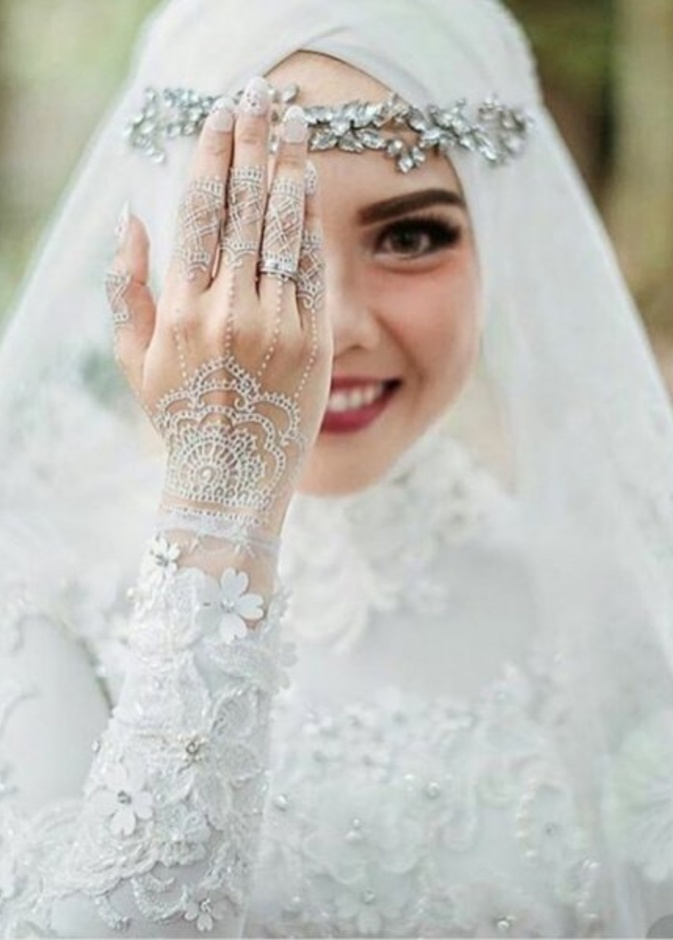حناء رقيقة على شكل اكسسوارات