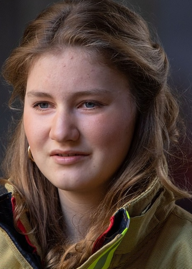 الملك فيليب يتدرب مع رجال الإطفاء