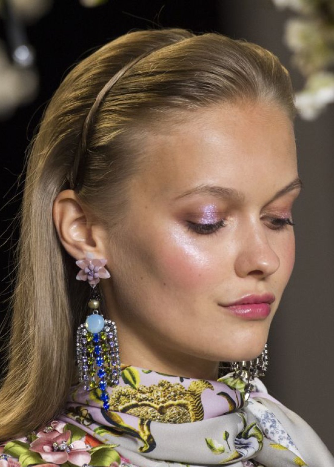  اختاري الجليتر الوردي لمكياج ربيع 2019