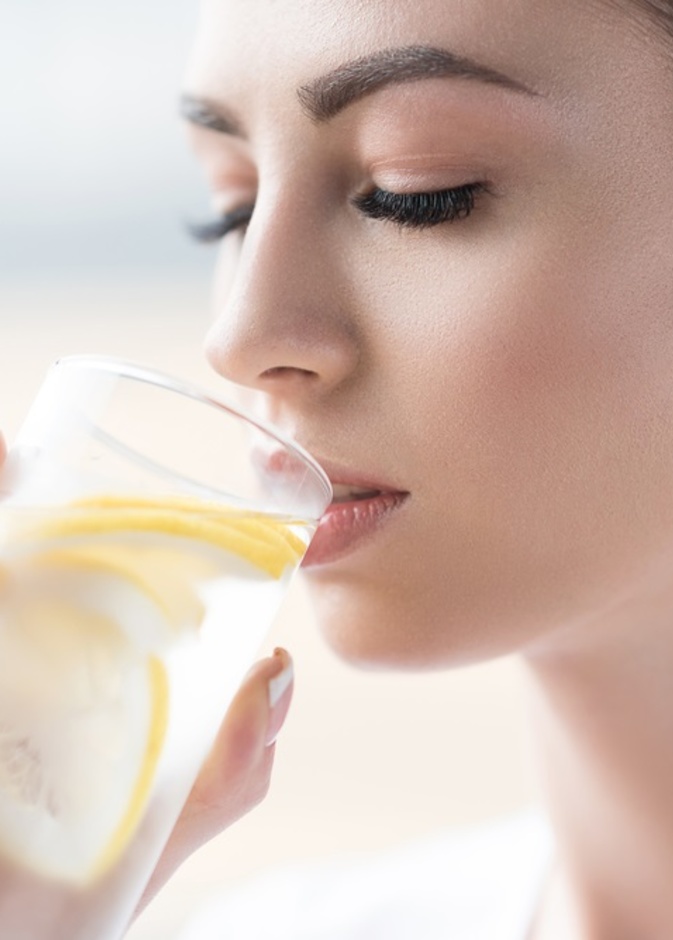 فوائد الماء الساخن والليمون على رشاقة الجسم وازالة الترهلات