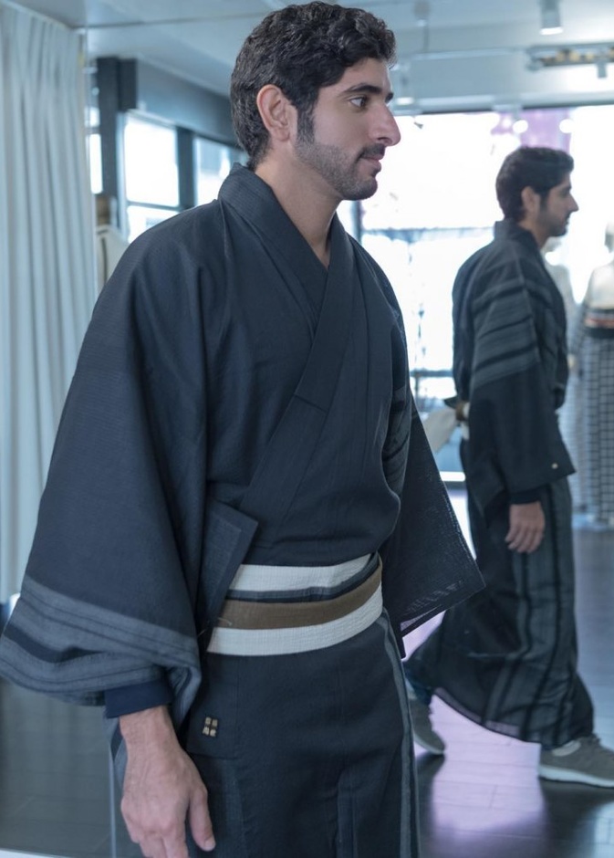 يستعد فزاع للاستمتاع بالتقاليد اليابانية من خلال ارتداء الثوب التقليدي