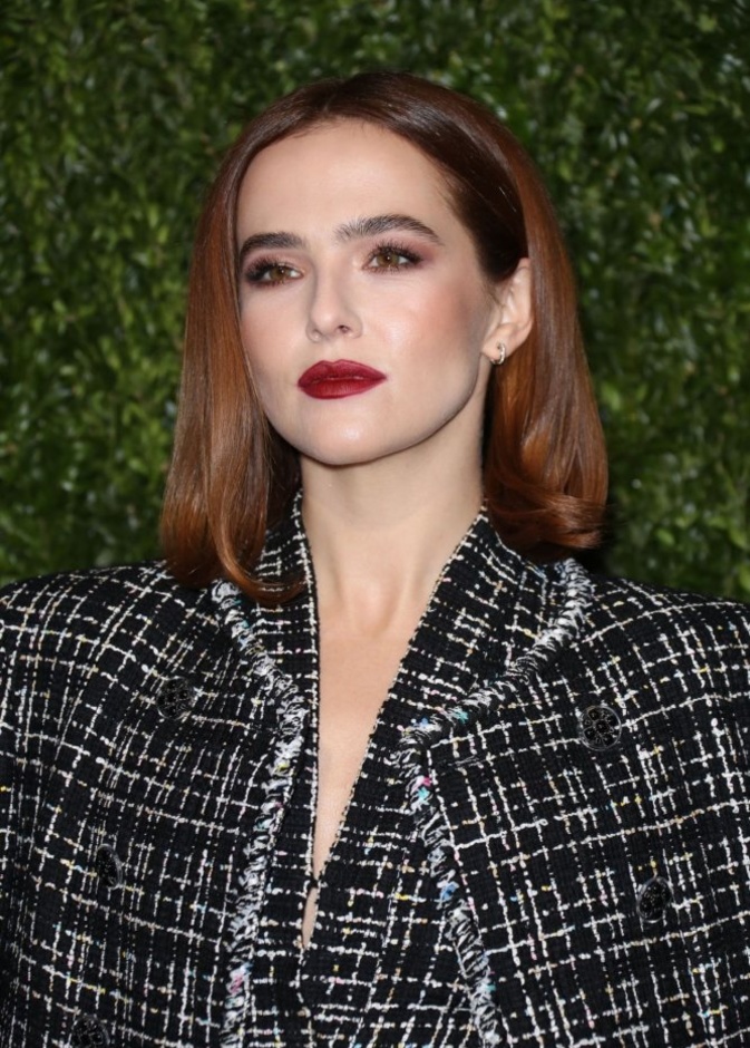 Cara Delevingne بمكياج لامع 