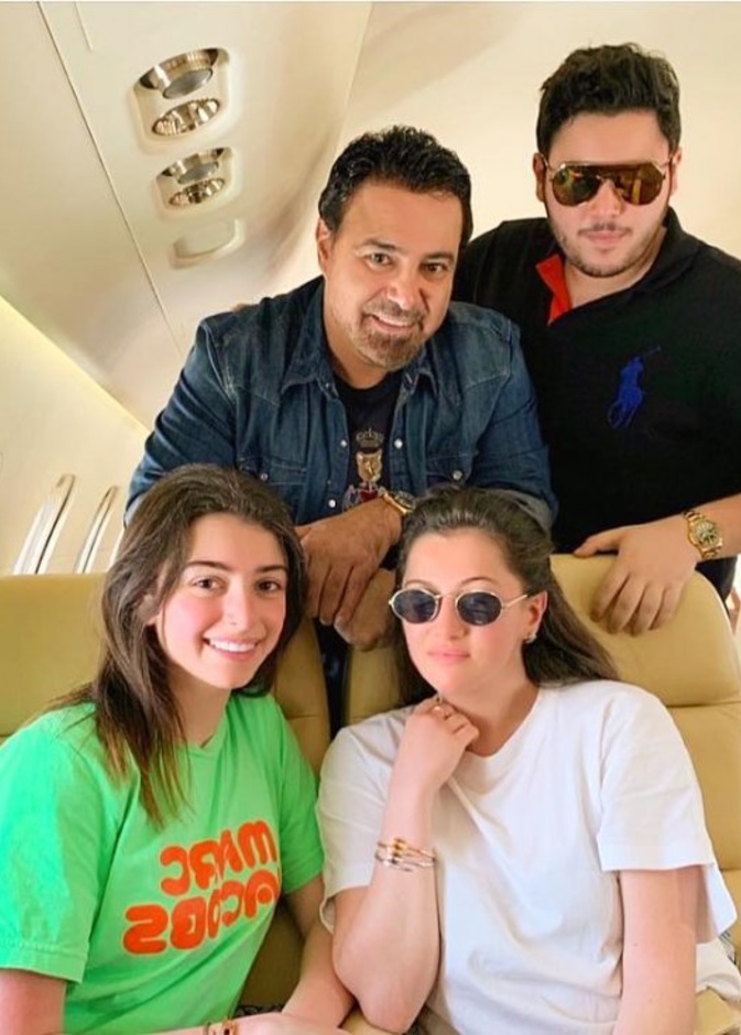 عاصي الحلاني يعود إلى بيروت برفقة عائلته بعد قضاء إجازة صيفية قصيرة في شرم الشيخ