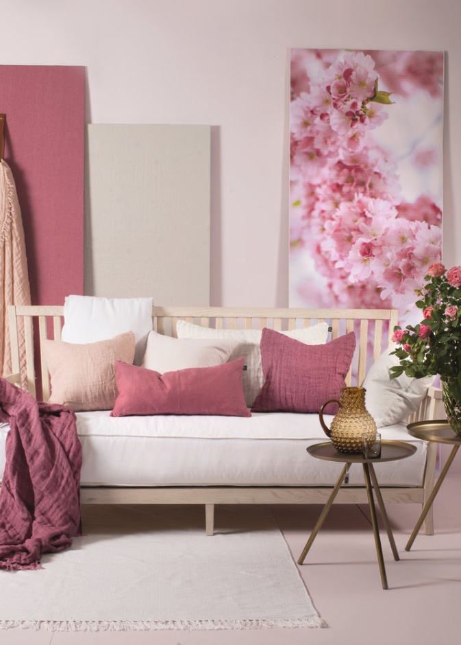 أقمشة صيفية لأثاث غرفة المعيشة وستائر مزهرة ومجموعة من أحواض النباتات