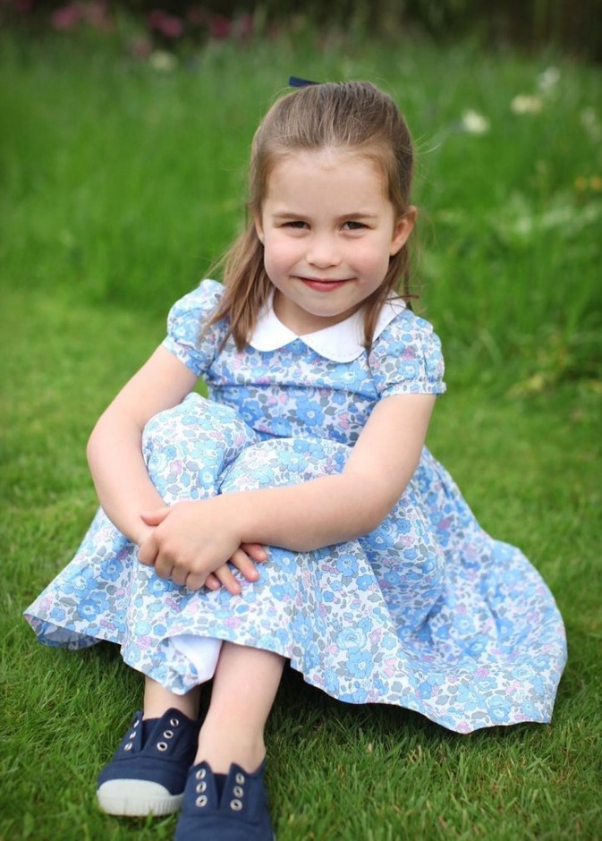 صورة رسمية للأميرة شارلوت بمناسبة عيد ميلادها الرابع تم التقاطها بواسطة والدتها كيت ميدلتون