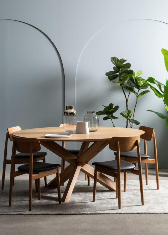 تصميم أنيق وعصري لطاولة طعام خشبية