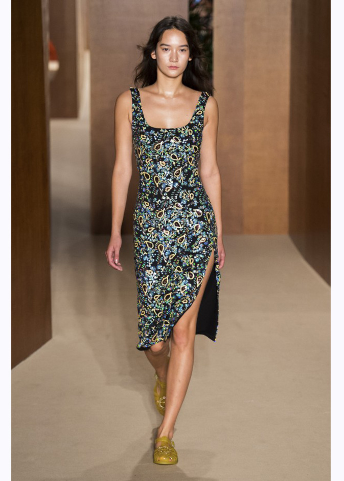 فستان أبيض طويل من Christian Dior