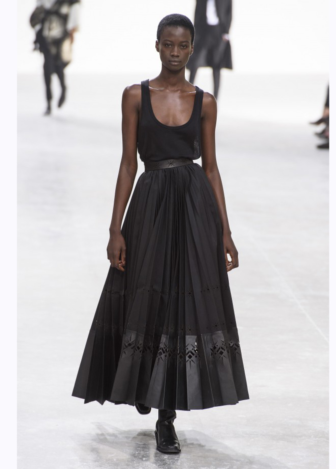  البليزر مع الحزام لإبراز جمال الخصر من Christian Dior