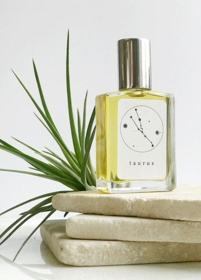 تفضل أنثى برج الثور، التي تنتمي لبرج ترابي، العطور الخفيفة والانيقة