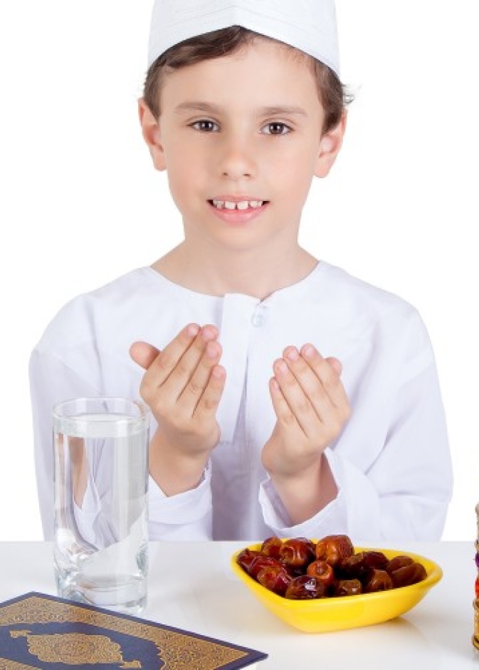 نصائح للأم لتعويد الطفل على الصيام في رمضان