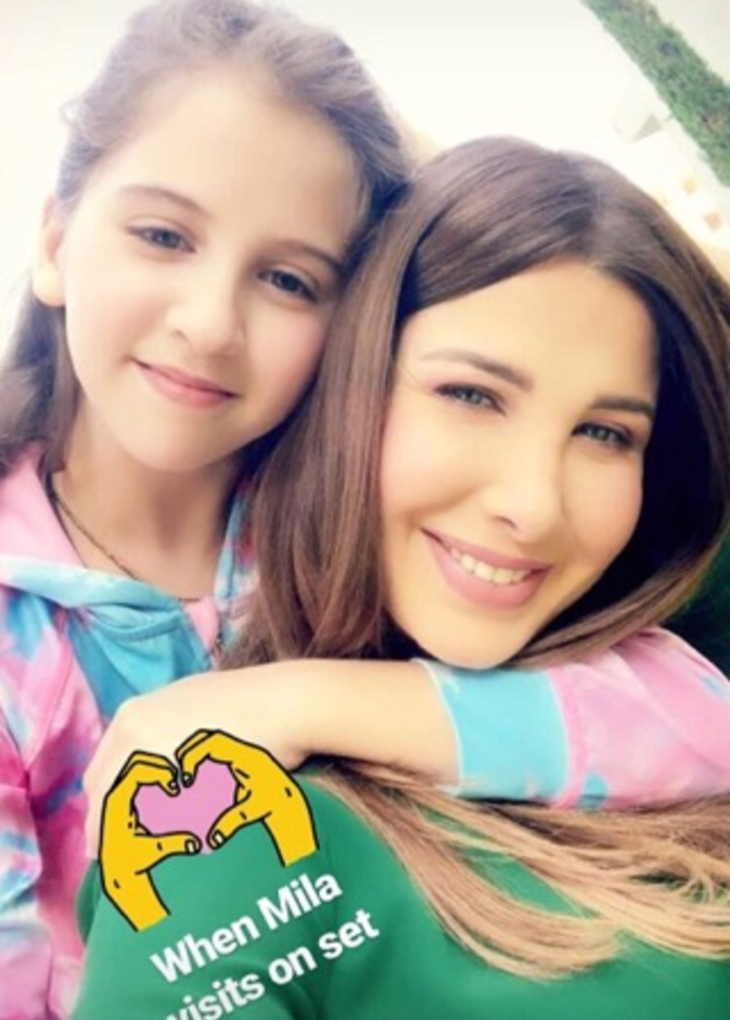 نانسي عجرم تبدو سعيدة بزيارة ابنتها ميلا أثناء التصوير يوم أمس