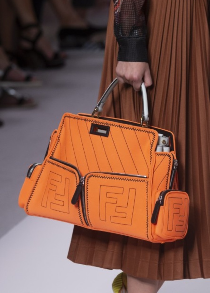 اكسسوارات القبعات باللون البرتقالي احدث موضة في صيف 2019 من Moschino