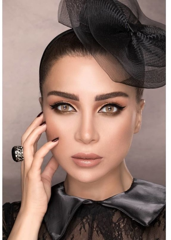 نادين نسيب نجيم تحدد ملامحها بالكونتور