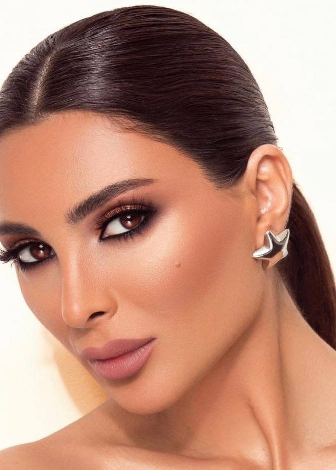 أجدد إطلالات ألين بالمكياج