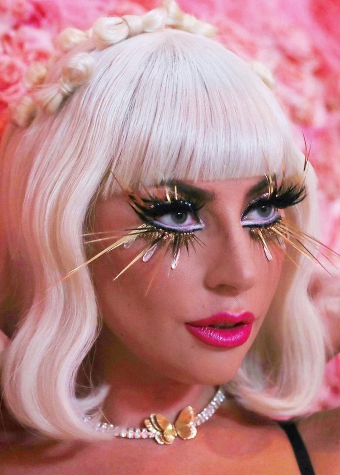 ليدي غاغا في حفل Met Gala 2019 بإطلالة جمالية تشبه الدمى زينتها الرموش الذهبية