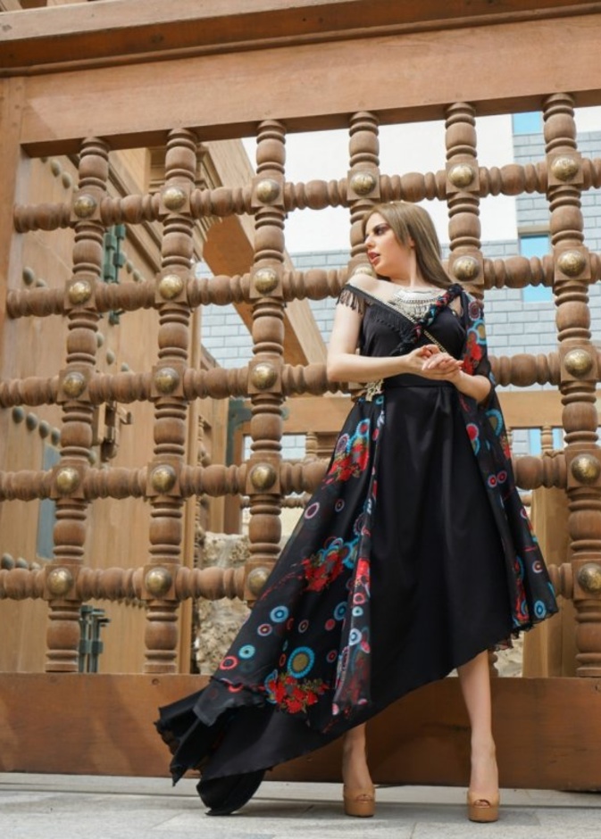 "هي" تلتقي المصممة "نفلا العتيبي" صاحبة أول مبادرة تطوعية بالمملكة لتدريب المصممات المبتدئات