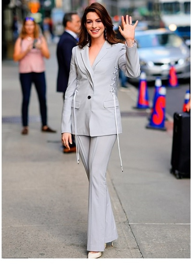 آن هاثاواي تحيي معجبيها أثناء ظهورها مؤخرا في نيويورك