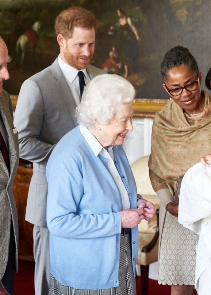 ملكة بريطانيا تقابل الطفل الملكي للمرة الأولى