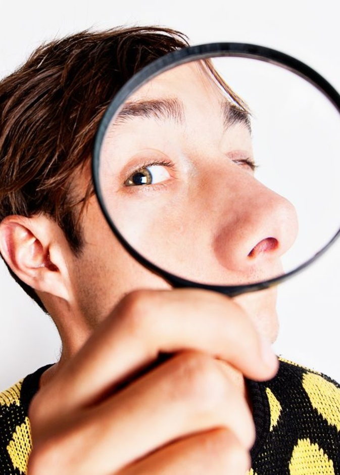 اذا لاحظتي أنه حزين لا تحاولي التطفل لانه قد لا يكون راغباً في الإفصاح عما يزعجه