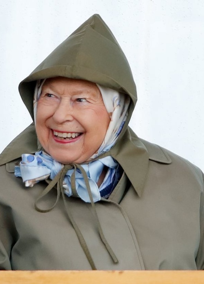 الملكة بوجه ضاحك في السباق