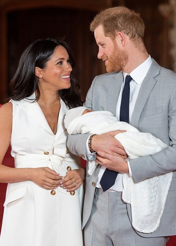 الملكة أول من استقبل الطفل الجديد