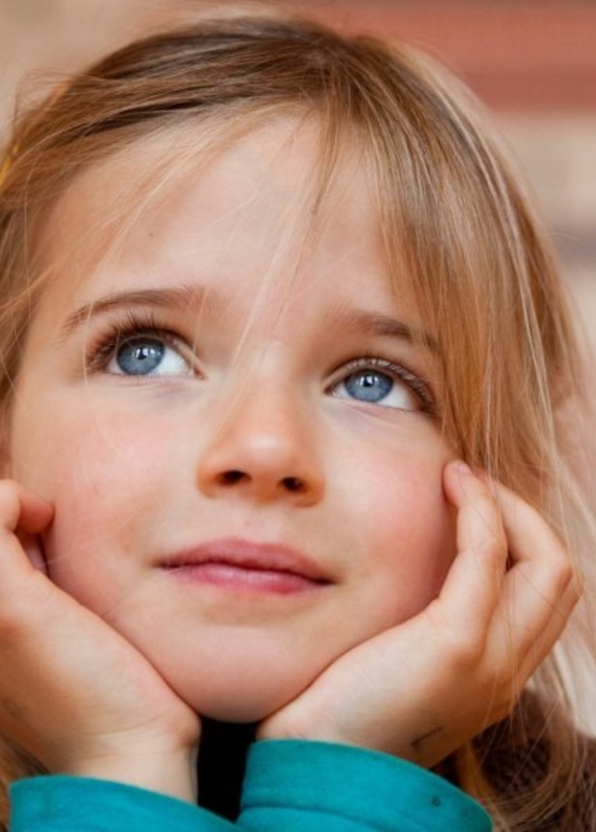 تتأخر أعراض متلازمة اسبرجر في الظهور لحين سن البلوغ لكنها تبدأ في سن مبكر