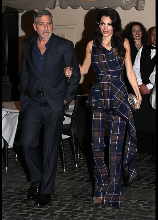 بهذه الإطلالة الأنيقة اختارت أمل كلوني أن تمضي أمسيتها برفقة زوجها في روما