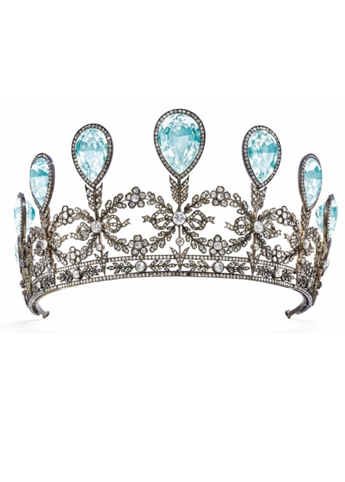 تاج الماس مع أحجار الأكوامارين