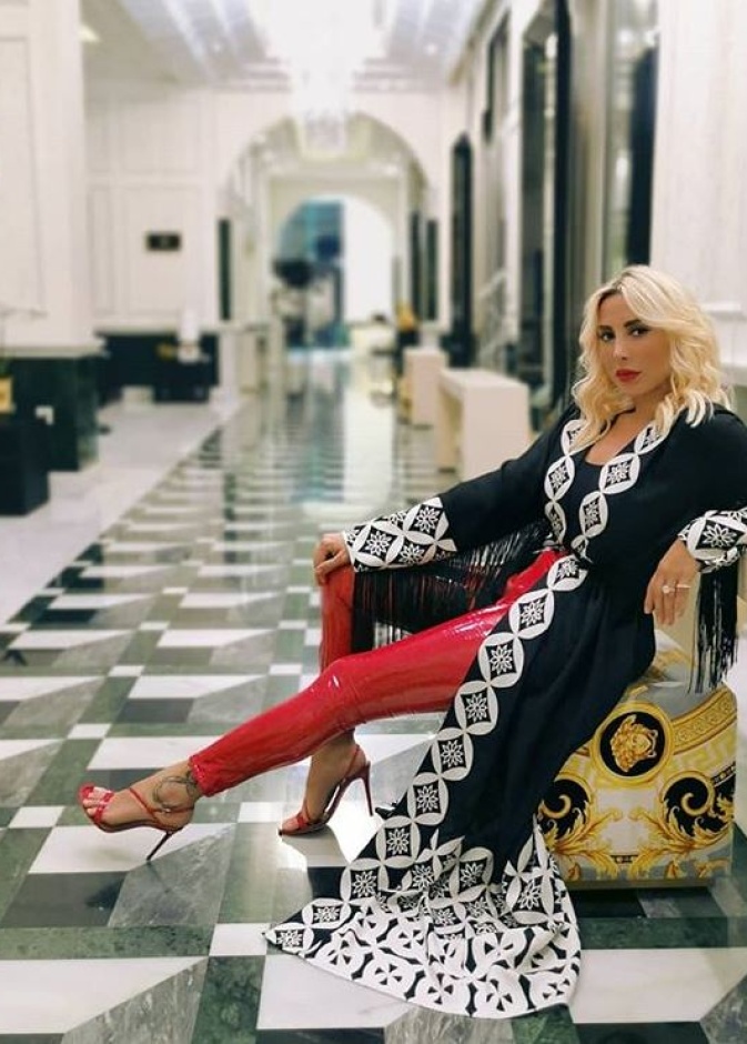 جويل إختارت عباية سوداء مزيّنة بالطبعات باللون الأبيض إرتدتها مع سروال جلدي باللون الأحمر