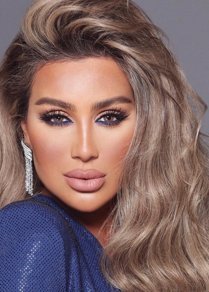 مايا دياب بالمكياج الترابي واللمسة الزرقاء