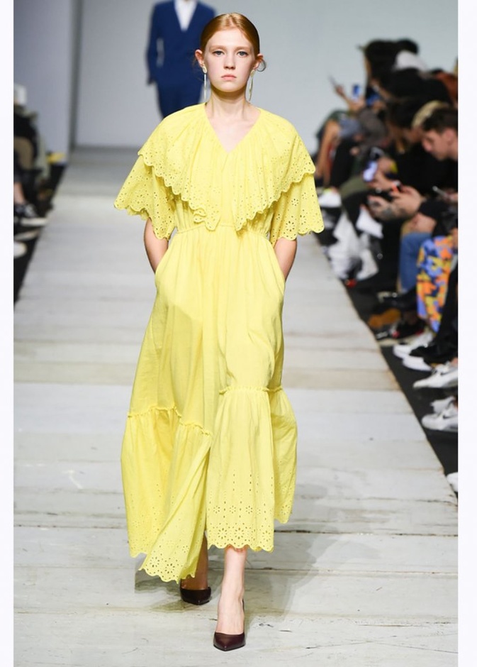 فستان سهرة باللون الاصفر